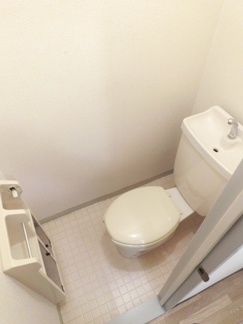 ＪＲ総武線 本八幡駅 徒歩7分 2階建 築37年のトイレ写真