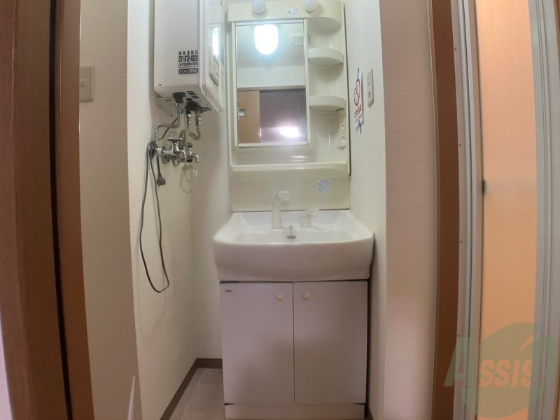 洗面設備　シャンプードレッサー。身支度はここでばっちりですね。