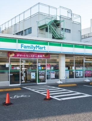 コンビニ　ファミリーマート小豆沢一丁目店（コンビニ）まで240m