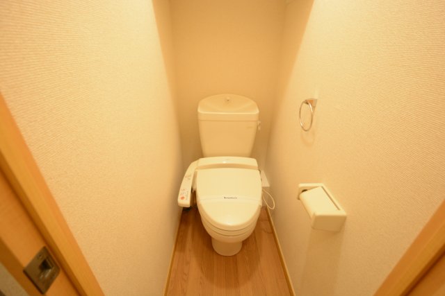 トイレ　温水洗浄便座付きのトイレです♪