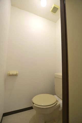 トイレ　別号室の写真です。ご参考までに