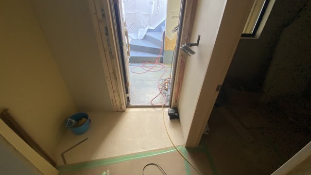 玄関　工事中の写真です