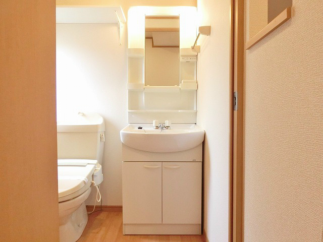 洗面設備　独立洗面台。洗面所にトイレがあります。