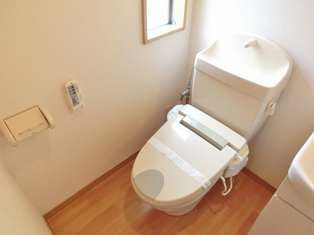トイレ　トイレと洗面台が同じスペースに。窓があり明るい印象です。（ウ