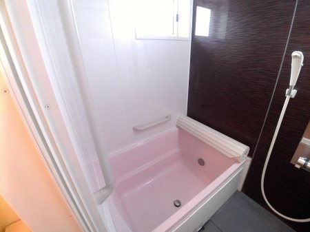 バス・シャワールーム　浴室に窓があります。（同建物別室の画像です）