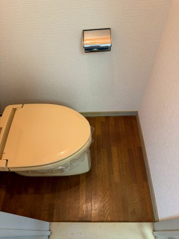 トイレ　落ち着いた色調のトイレです
