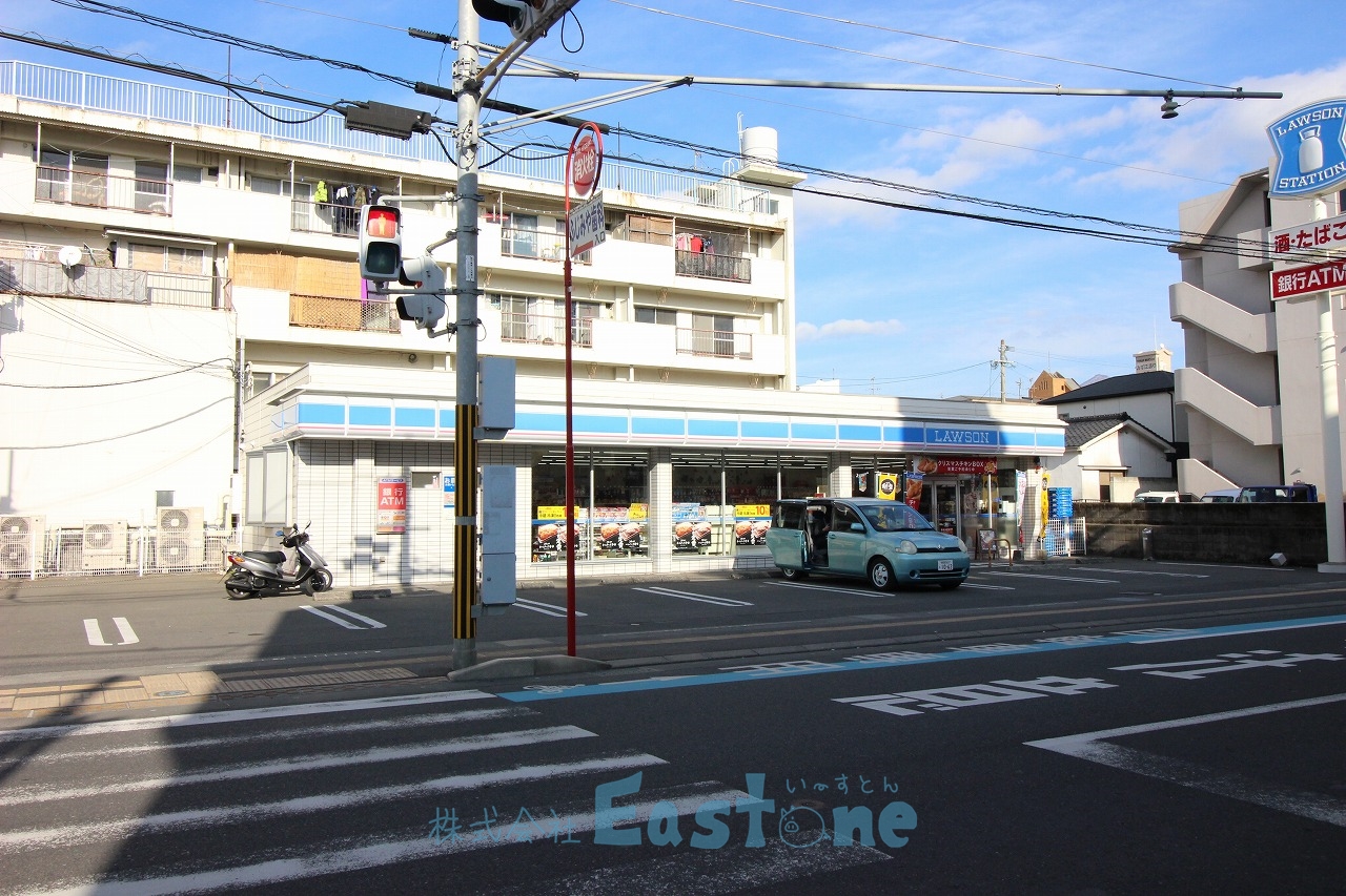 コンビニ　ローソン鹿児島下荒田四丁目店（コンビニ）まで310m