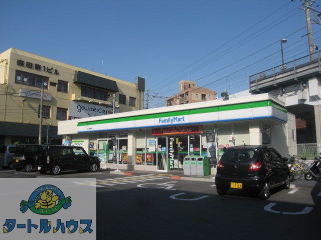 コンビニ　ファミリーマート忍ヶ丘駅前店（コンビニ）まで530m