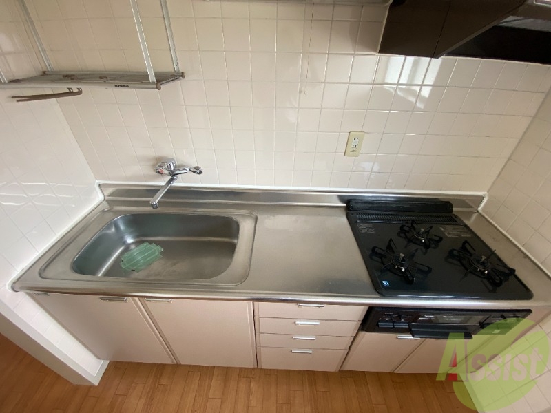 キッチン　キッチンは作業台もあり広めなので使いやすそうですね。