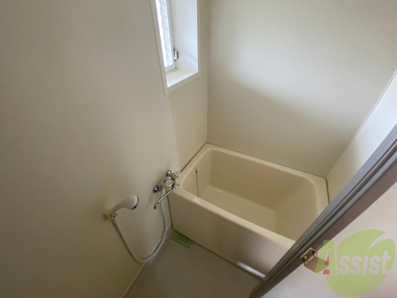 バス・シャワールーム　浴室は狭すぎず、シャワーも浴びやすそうです。