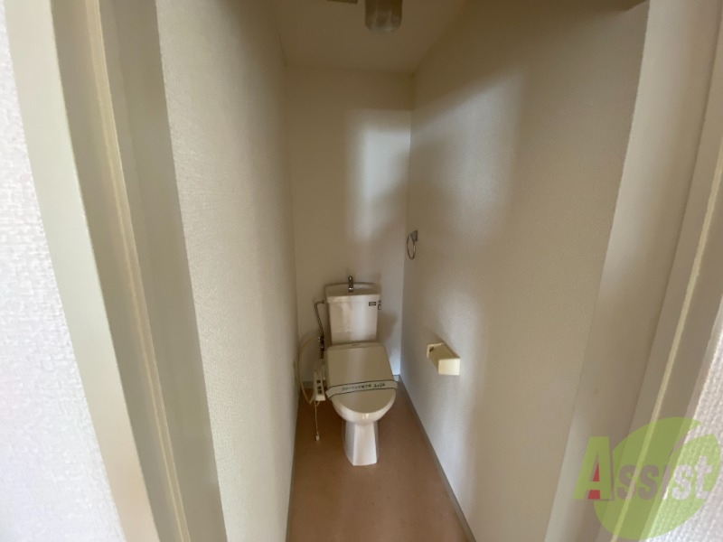 トイレ　トイレはウォシュレット機能付きです。安心して使用できますね。