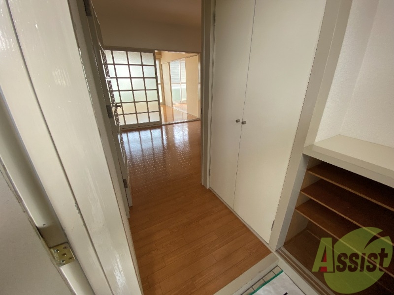 玄関　玄関からの様子です。ＤＫに繋がっています。