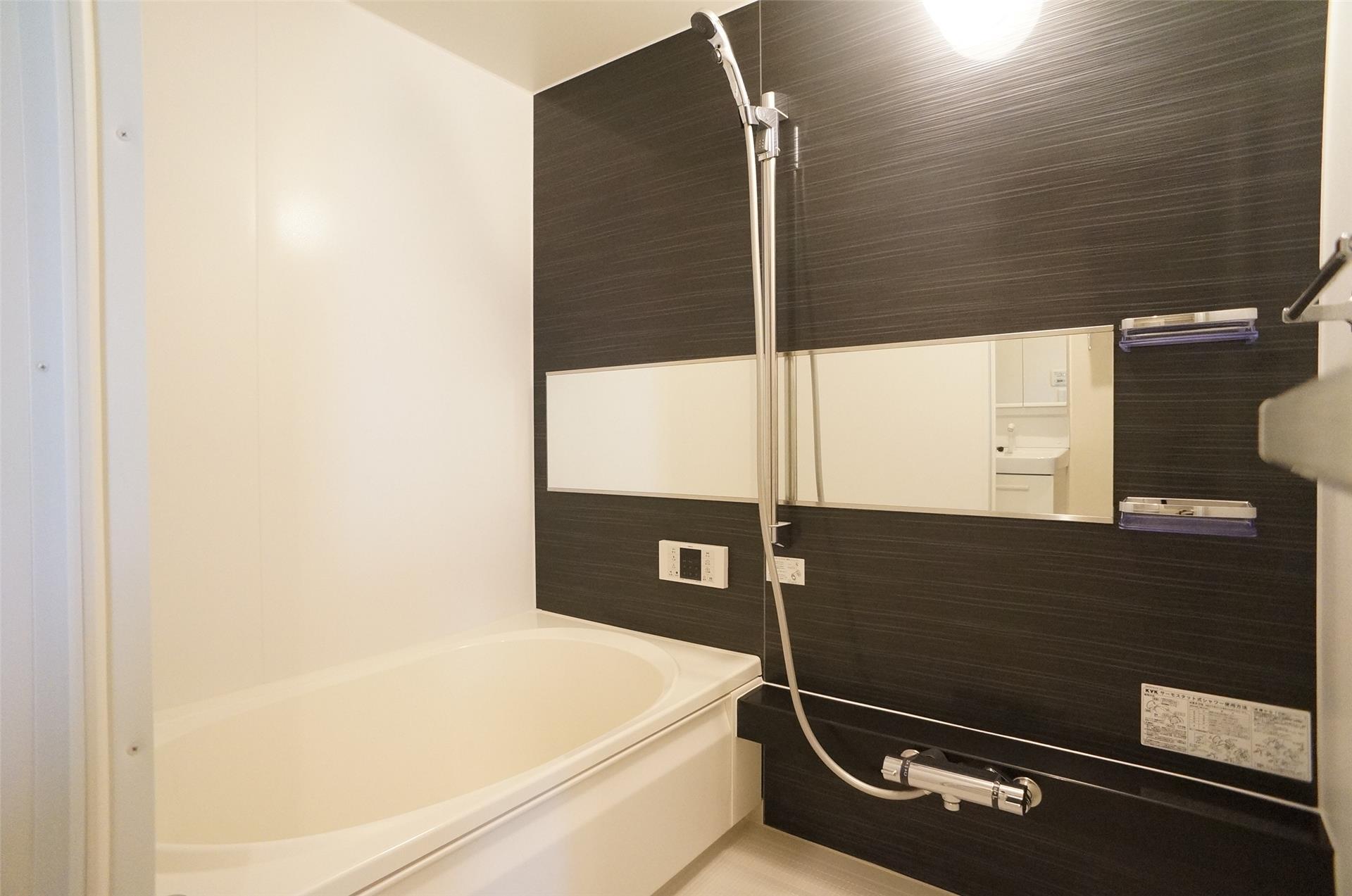 バス・シャワールーム　浴室です。追い焚き機能付きです。