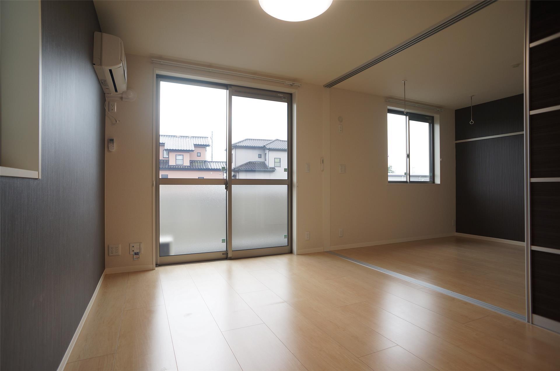 居室・リビング　掃き出し窓で明るいリビングです。