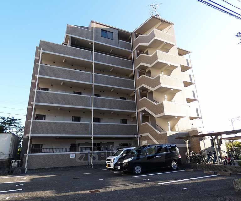 京都市伏見区桃山町本多上野のマンションの建物外観