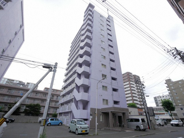 札幌市中央区北四条西のマンションの建物外観