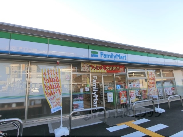 コンビニ　ファミリーマート木津駅前店（コンビニ）まで300m