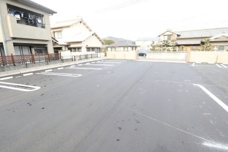 【姫路市御国野町深志野のアパートの駐車場】