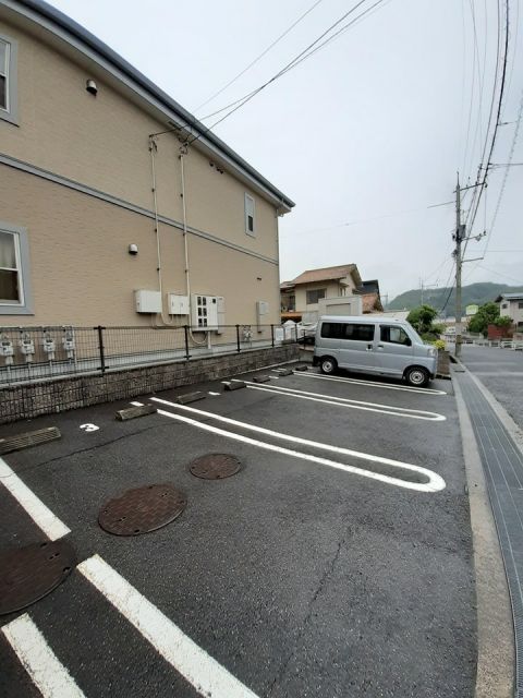 【尾道市美ノ郷町三成のアパートの駐車場】