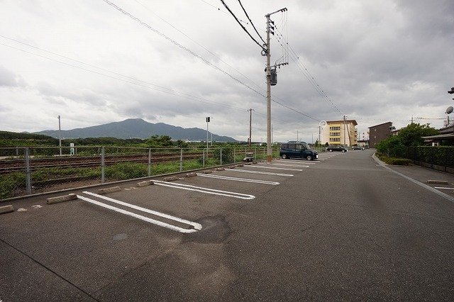 【北九州市若松区古前のマンションの駐車場】