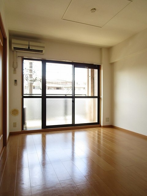 居室・リビング　日当たり良好で明るいお部屋です。