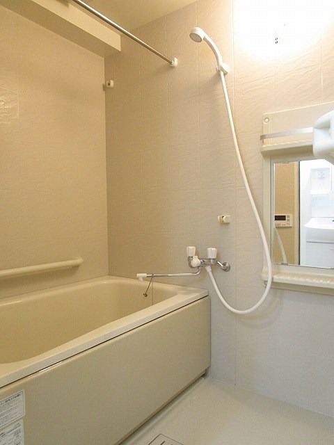 バス・シャワールーム　追い焚き・浴室乾燥機能のお風呂です。