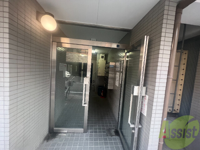 【尼崎市杭瀬本町のマンションのエントランス】