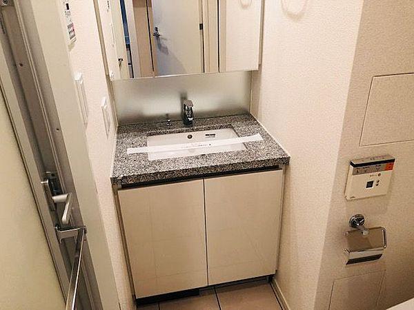 【港区麻布狸穴町のマンションの洗面設備】