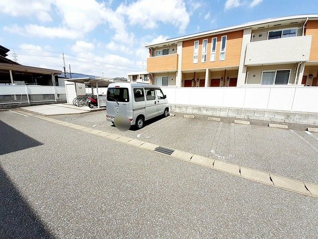 【安八郡神戸町大字神戸のアパートの駐車場】