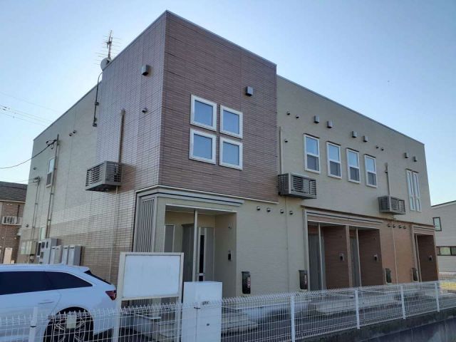 小松市若杉町のアパートの建物外観