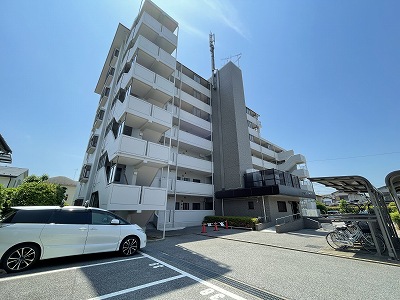 春日部市上蛭田のマンションの建物外観