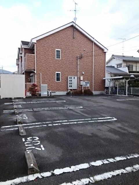 【松山市南梅本町のアパートの駐車場】