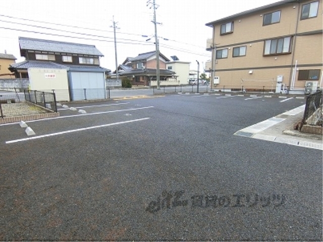 【東近江市市子川原町のアパートの駐車場】