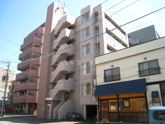 札幌市北区北十三条西のマンションの建物外観