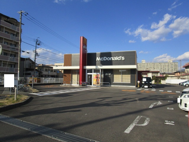 飲食店　マクドナルド高知稲荷町店（飲食店）まで843m