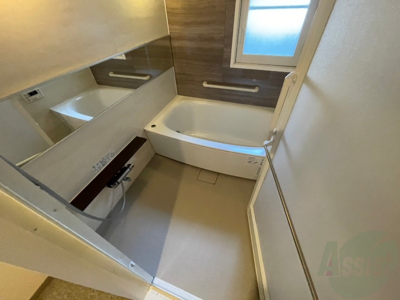 バス・シャワールーム　バスルームは狭すぎず、シャワーも浴びやすそうです。