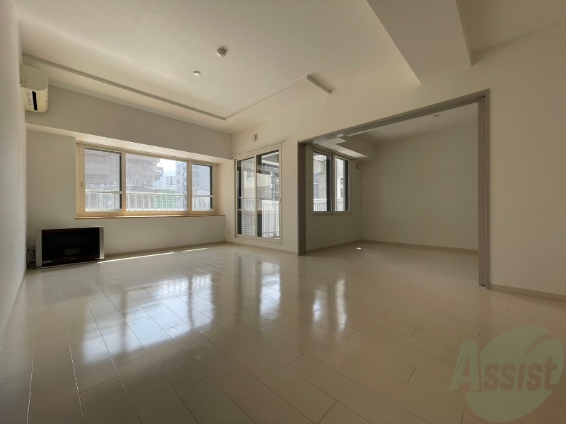 居室・リビング　白さが清潔感を出してくれます。お部屋も明るいですね。