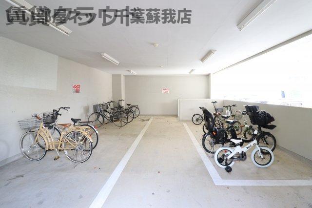 ロビー　駐輪場は屋根付きなので雨の日でも安心です！