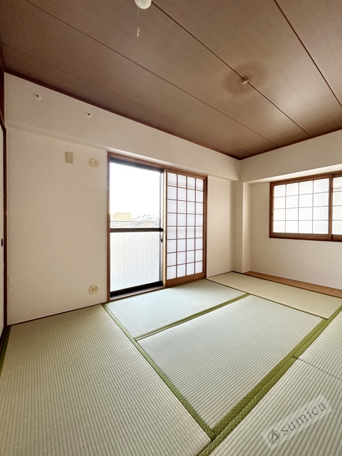 バルコニー　内装は落ち着いています。おおきな窓で明るさを演出