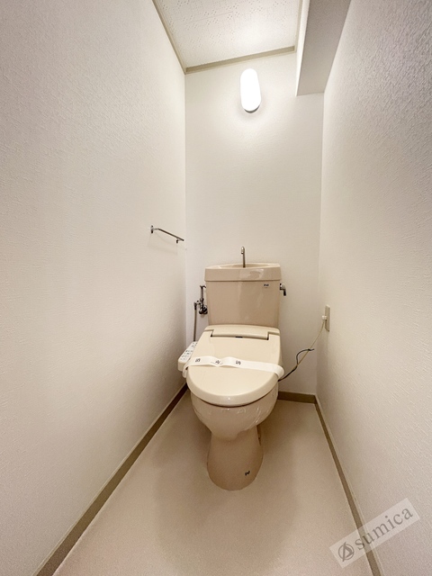 トイレ　人気アイテムの温水洗浄便座。清潔感のあるトイレです。