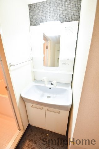 洗面設備　人気の独立洗面所にはうれしいシャンプードレッサー完備です。