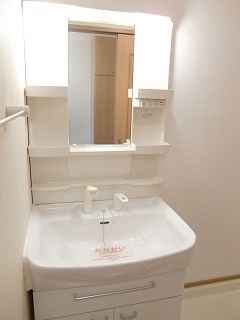 洗面設備　温水シャワーで朝シャンもOK