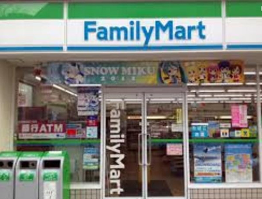 コンビニ　ファミリーマート 新宿税務署通り店（コンビニ）まで79m