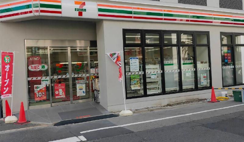 コンビニ　セブンイレブン（コンビニ）まで400m