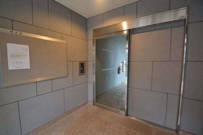 エントランス　【リリーフ中田】