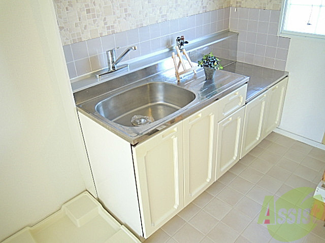 キッチン　真っ白でお洒落なデザインキッチンです。清潔感に溢れます～