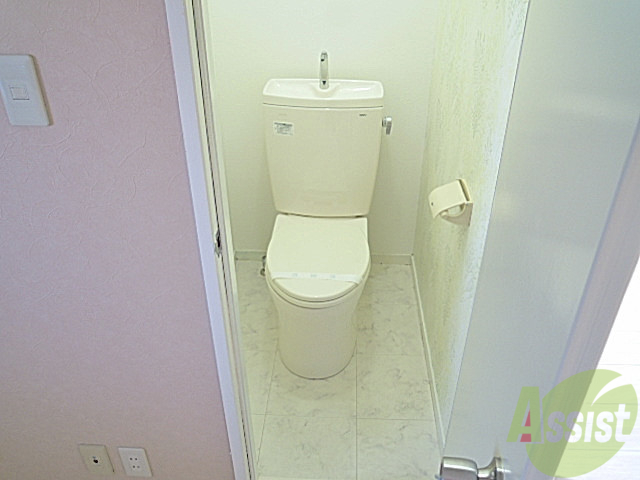 トイレ　トイレの床、クロスもお洒落にリフォーム。清潔感に溢れます