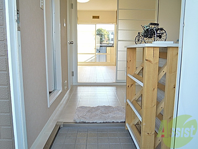 玄関　扉を開けるとゆったりしたキッチンが広がります。明るいですねー