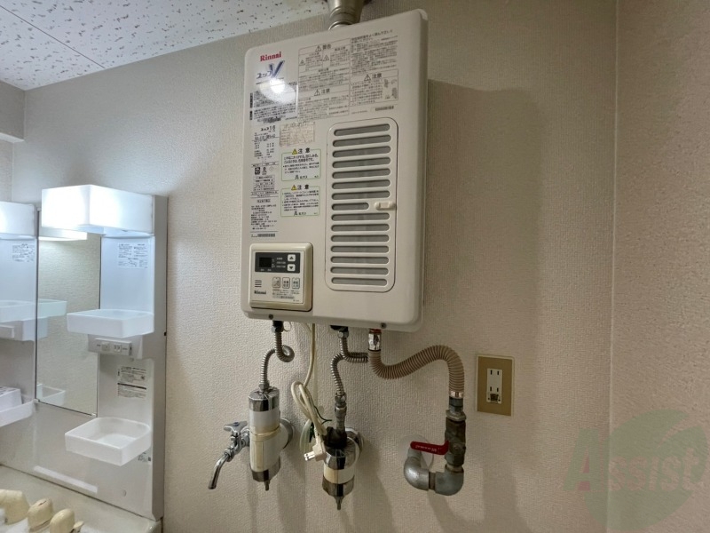 その他設備　給湯器です。操作しやすいパネルになってます。