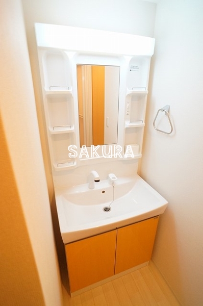 洗面設備　お掃除しやすい人気のシャワーヘッド付き♪